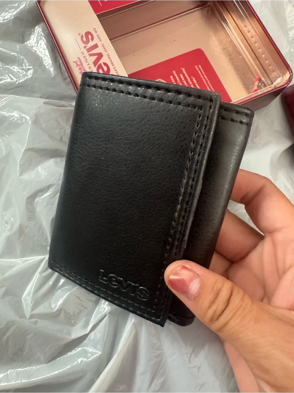 New Levi's Men's Trifold Wallet-Sleek/Slim Includes Id Window and Credit Card